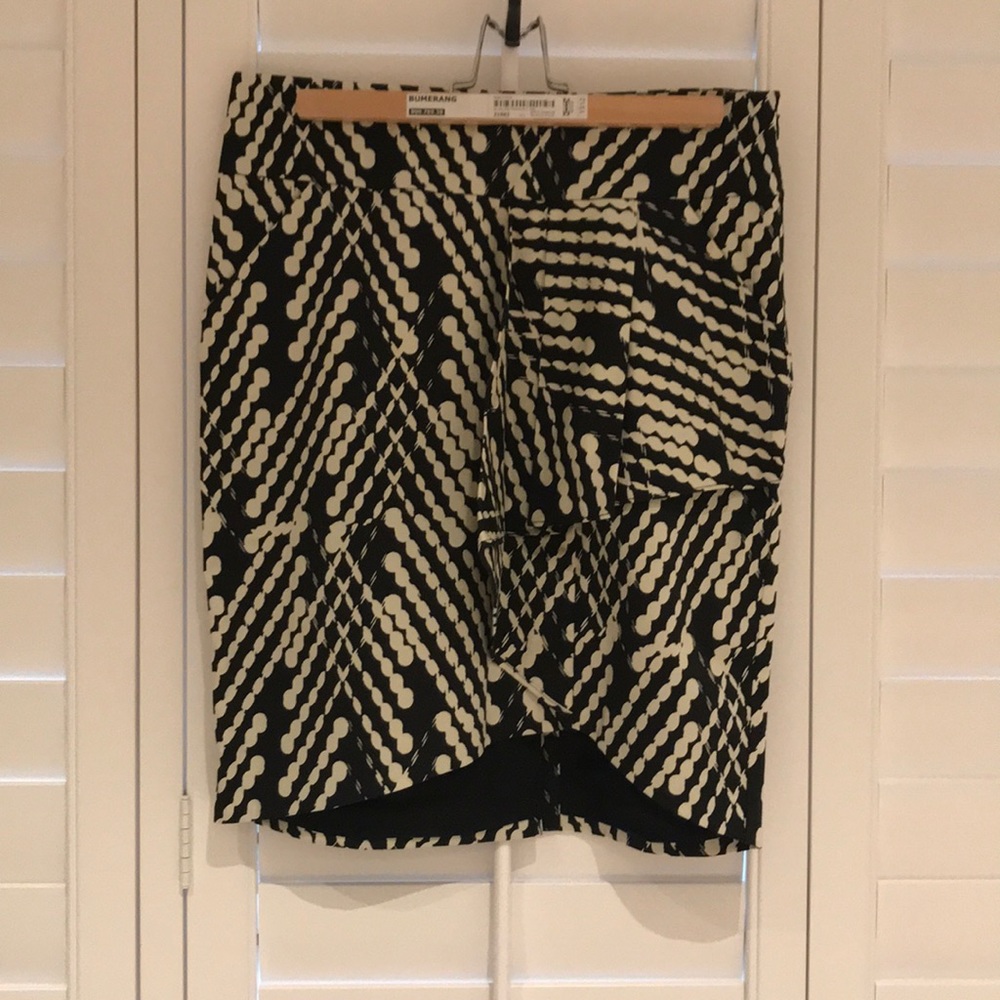 Short skirt with pleated detailing